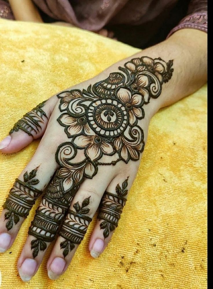 Elegant Western Mehndi Elegant Western Mehndi