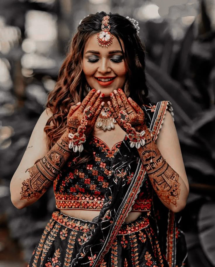 Mehndi Pose for Girl Mehndi Pose for Girl