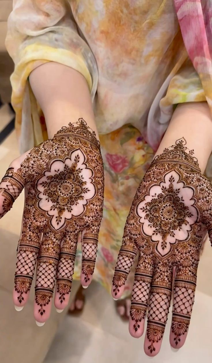 Pakistani Mehndi Designs Front Hand