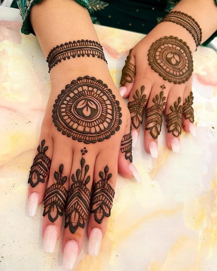 Simple Round Mehndi Design Simple Round Mehndi Design