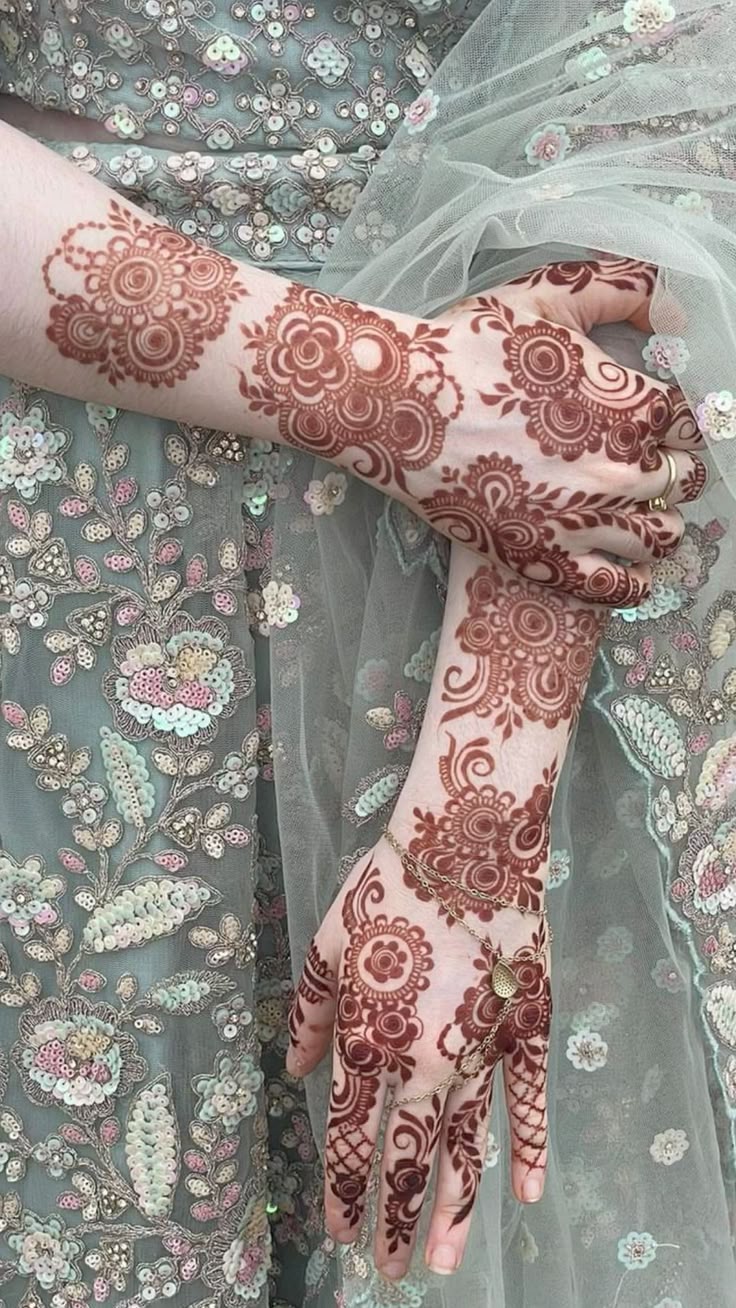 Simple Top Hand Mehndi Design Simple Top Hand Mehndi Design