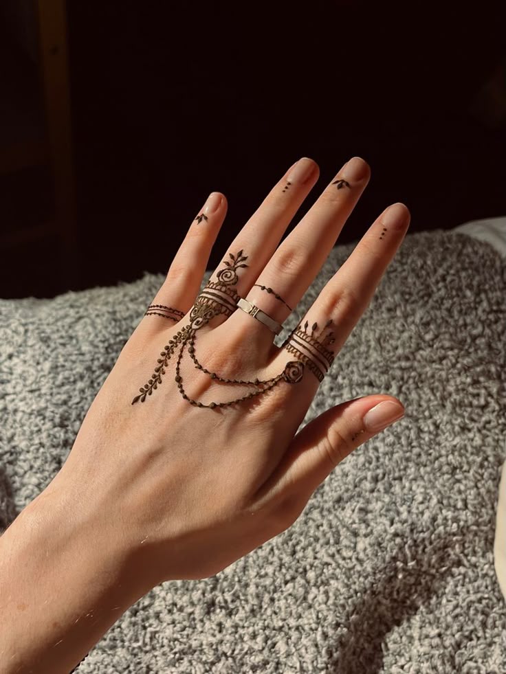 Stylish Finger Mehndi Design